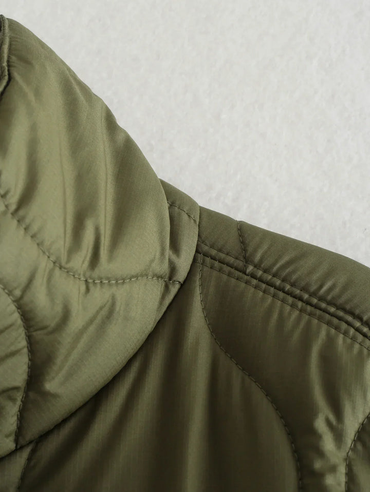 Zijkant van de groene wintervest voor dames