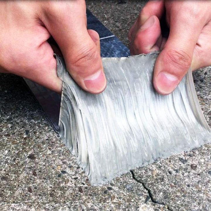 Handen trekken aan de sterke rubberen waterdichte reparatietape