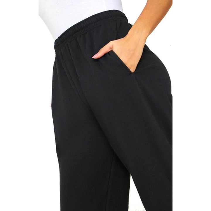 Grijze comfortabele damesbroek getoond in een casual lifestyle setting.