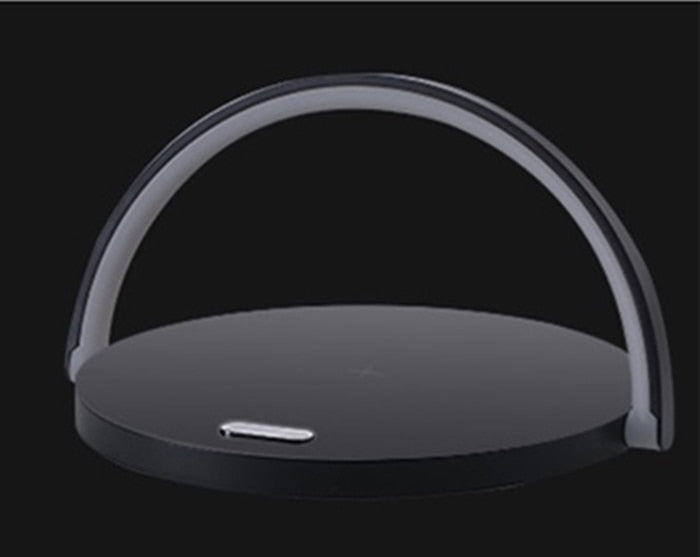 Multifunctionele bureaulamp met draadloos opladen en handige houder voor je smartphone.