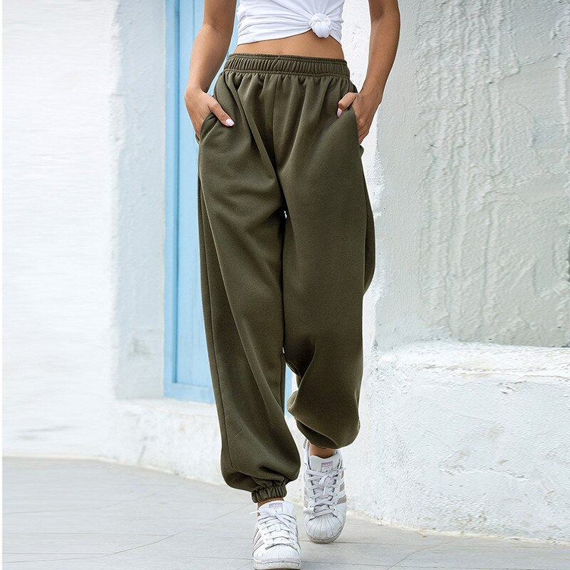 Close-up van de zachte groene fleece joggingsbroek met zakken voor dames