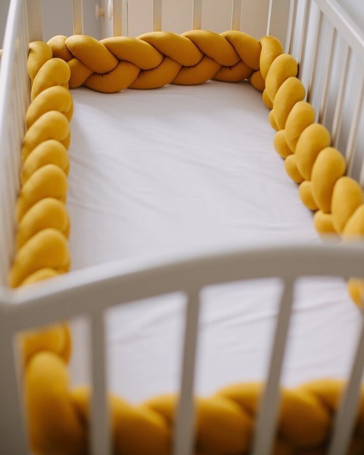 Prachtig gevlochten kraamcadeau babykussen, functioneel en mooi voor pasgeborenen.