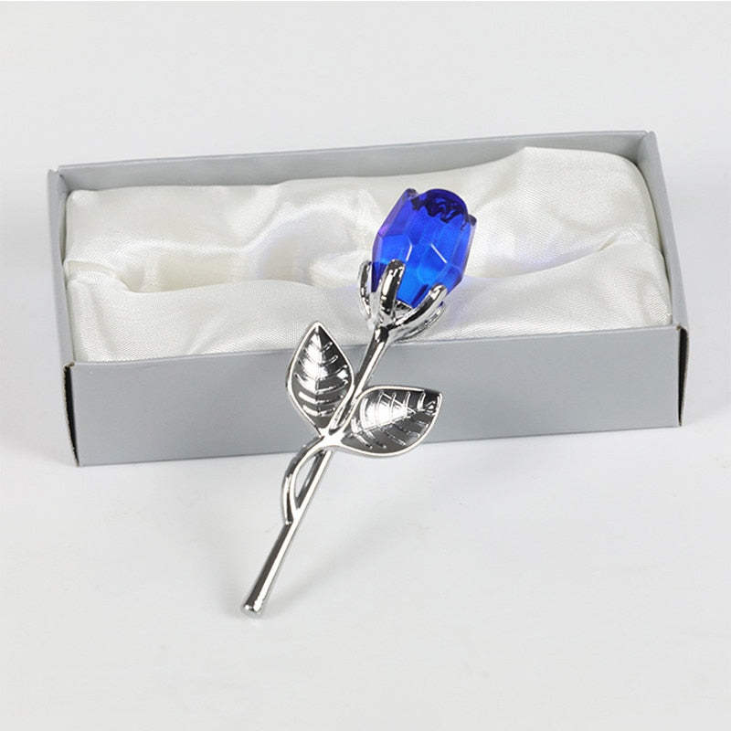 Luxe geschenkdoos geopend met schitterende glazen roos