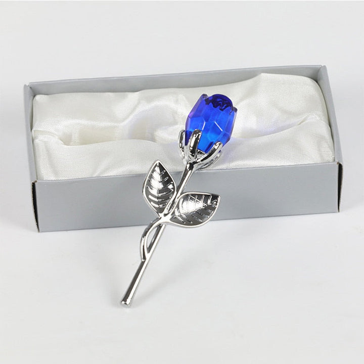 Luxe geschenkdoos geopend met schitterende glazen roos