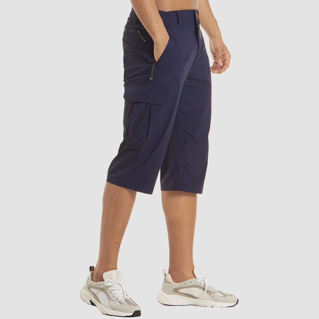 Detailopname van donkerblauwe heren cargo shorts met ruime broekzakken