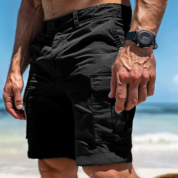 Man draagt zwarte heren cargo shorts met praktische zakken