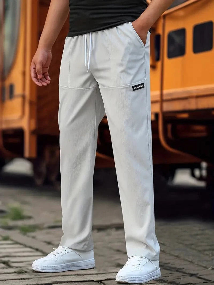 Grijze heren joggingbroek met een comfortabele regular fit, ideaal voor sport of ontspannen momenten.