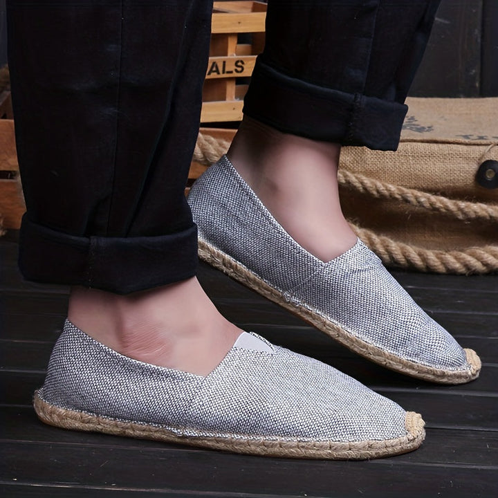 Gedetailleerde heren espadrille loafers. Ademende stof, stevige espadrille zool; comfortabel en duurzaam.