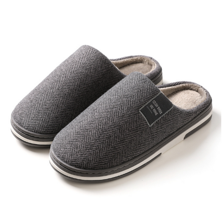 Bruine comfortabele heren/dames pantoffels met warme zachte voering. Perfecte binnen slippers met stevige zool.