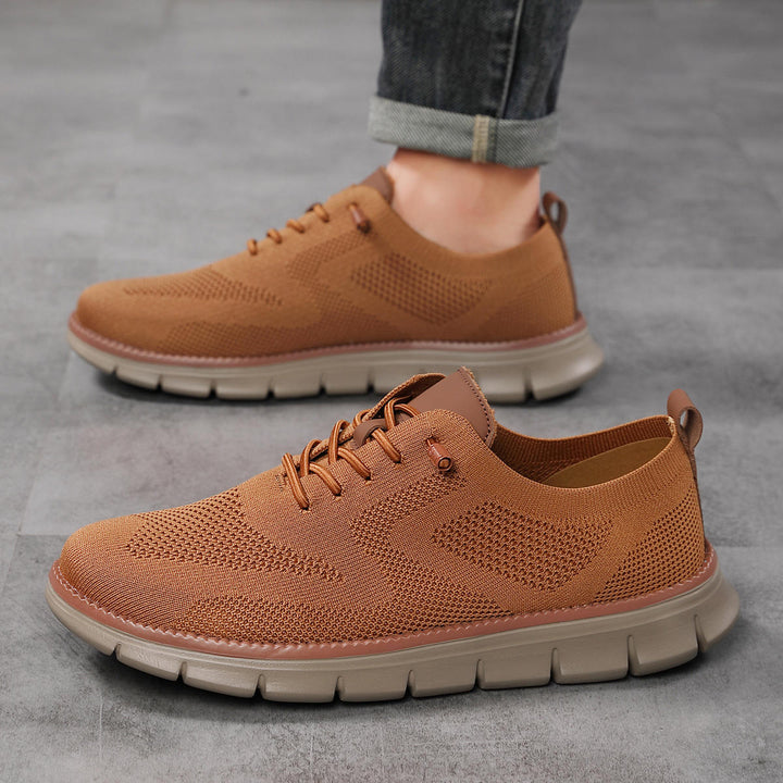Stijlvolle bruine herenschoenen met flexibele zool gedragen bij een casual broek