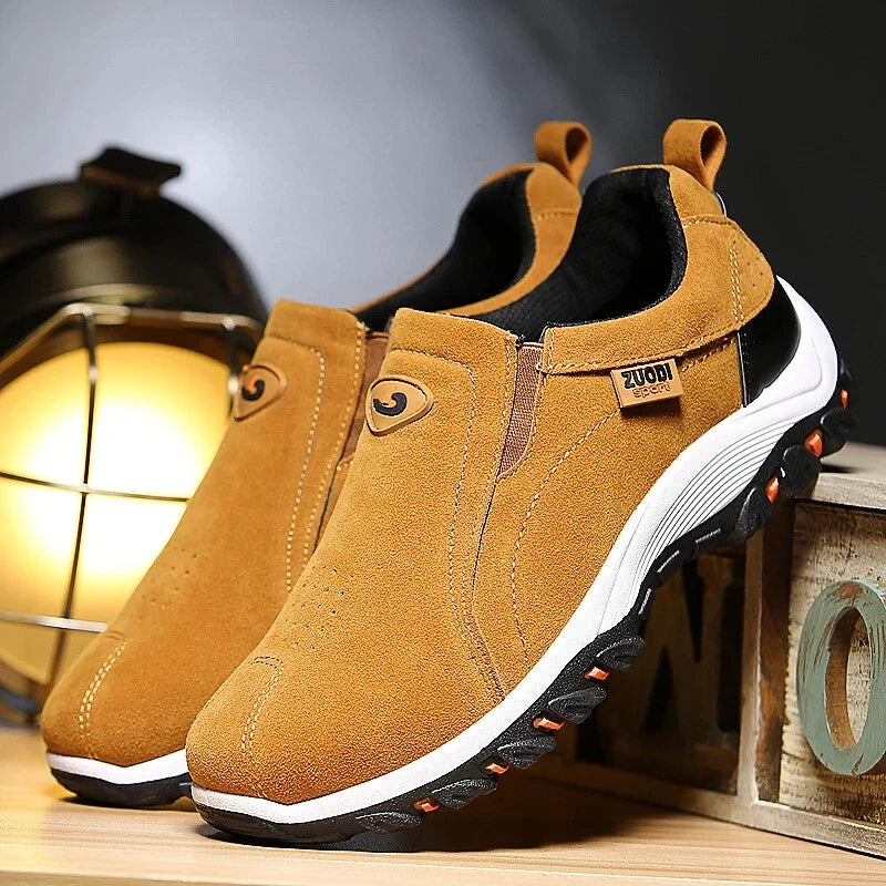 Sportieve herenmode slip-on sneakers in detail getoond