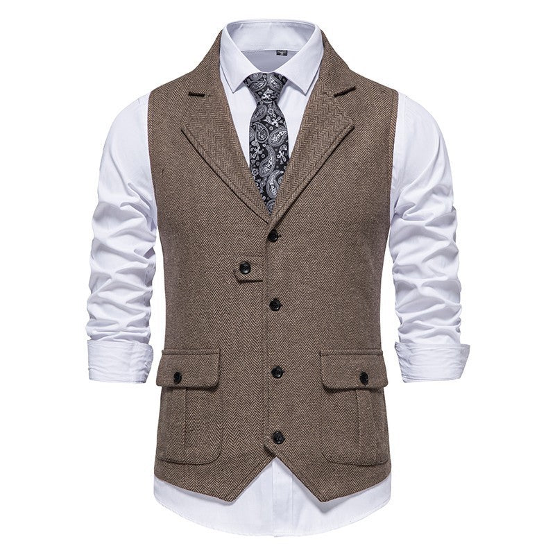 Heren gilet vest in bruin met wit overhemd en stropdas voor een nette uitstraling.