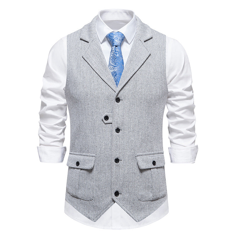 Heren gilet vest in lichtgrijs met wit overhemd en blauwe stropdas, ideaal voor smart-casual.