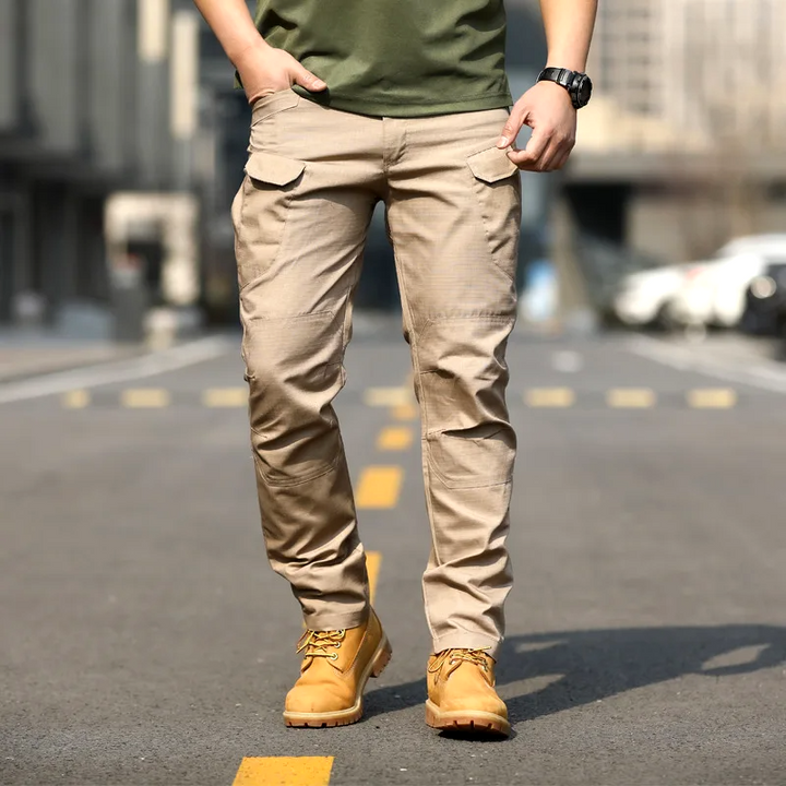 Man in khaki tactische werkbroek op straat met stevige schoenen