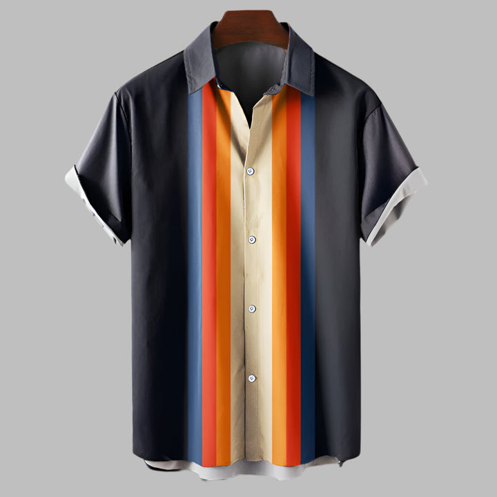 Vintage herenoverhemd met korte mouwen en button-up sluiting, losvallend voor comfortabele zomerse mode.