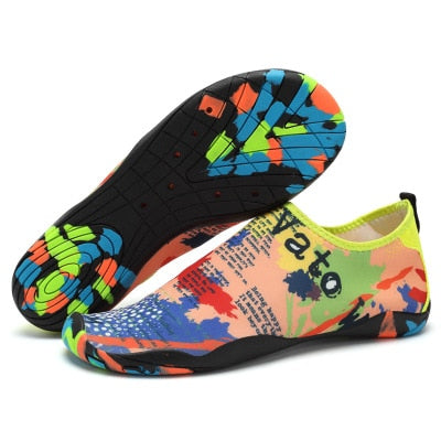 Flexibele pasvorm van waterschoenen met elastische sluiting, voor extra comfort en stevige voetbescherming.
