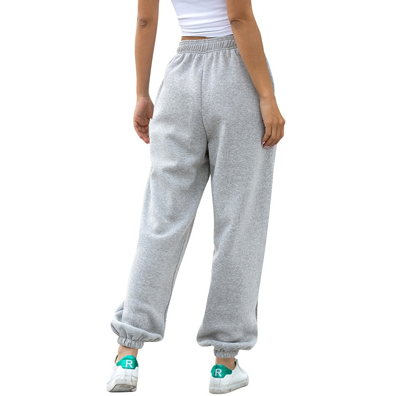 Close-up van het zachte materiaal en de stiksels van de witte joggingsbroek.