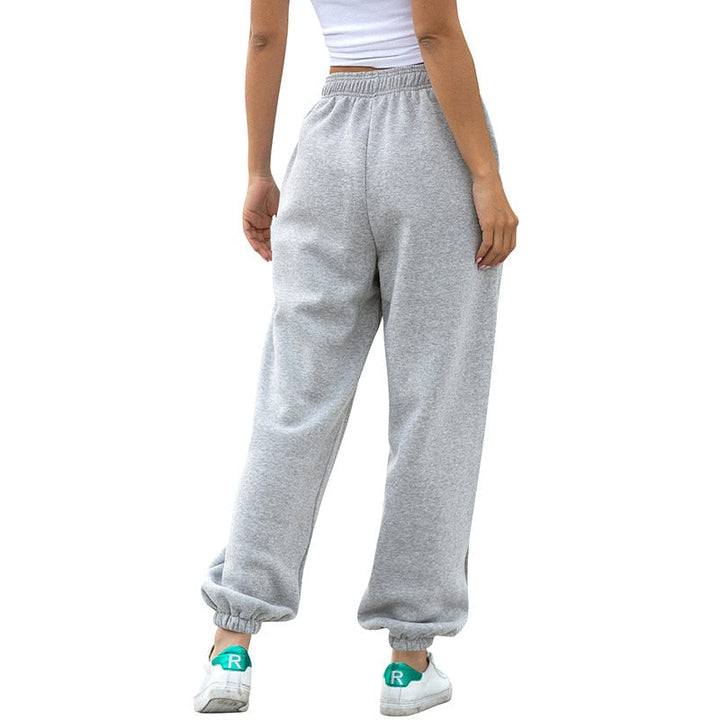 Close-up van het zachte materiaal en de stiksels van de witte joggingsbroek.