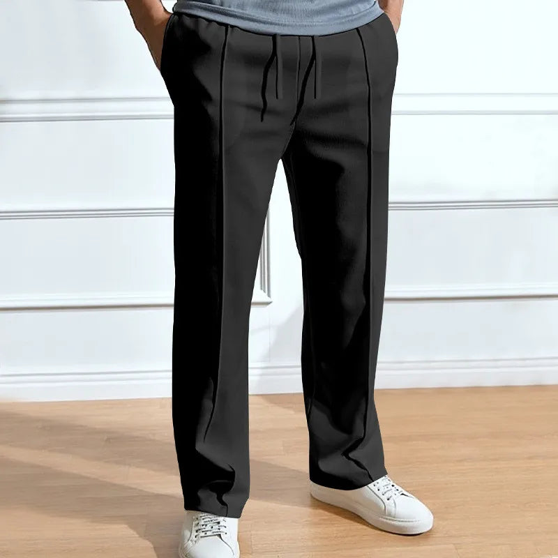 Detail van de comfortabele herenbroek: flexibele pasvorm en zachte stof. Geschikt voor casual en nette looks.