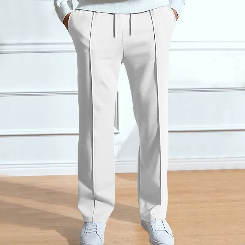 Man draagt een moderne herenbroek met trekkoord. Comfortabele en stijlvolle broek, perfect voor dagelijks gebruik.