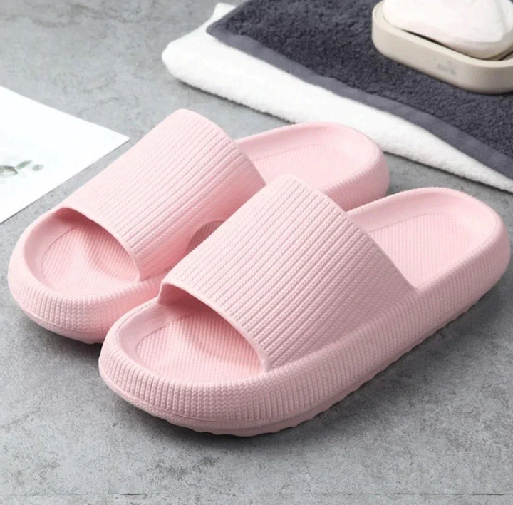 Roze zomerse wolkenpantoffels op tegelgrond