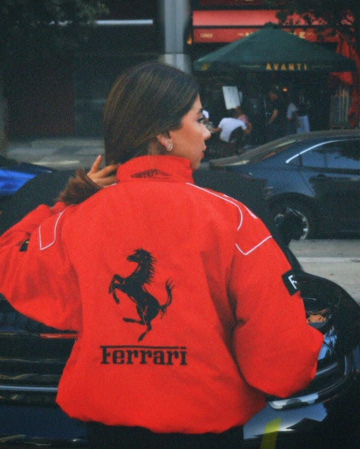 Detailopname van geborduurde patches op de retro racejas voor dames en heren