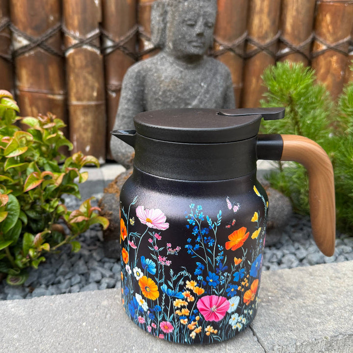 Strak vormgegeven hotpot theepot met geïntegreerde theezeef, modern en praktisch theeaccessoire.