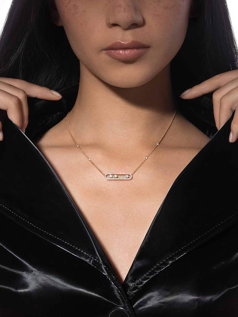 Model draagt de elegante roségouden Aurora ketting met stijlvolle halslijn