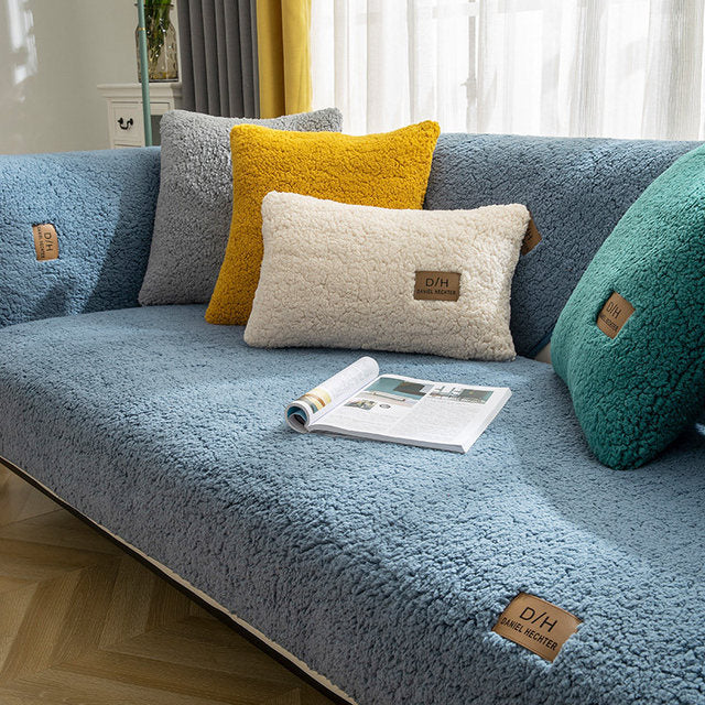 Antislip pluche bankhoes getoond op een moderne woonkamer sofa