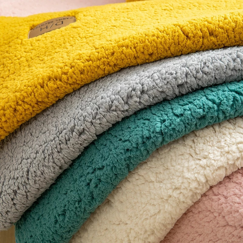 Luxe pluche bankhoes in stijlvol interieur voor salon