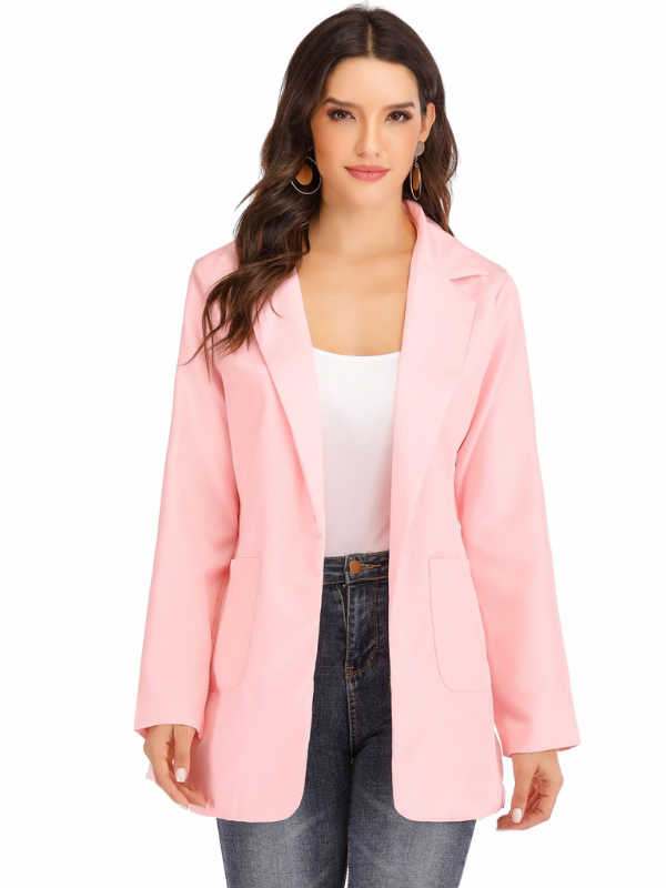 De blazer op een hanger, toont de vloeiende lijnen en kwaliteit.