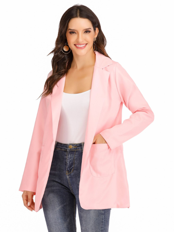 Vrouwelijke model poseert in de rode Slim-Fit Blazer Katie met accessoires.