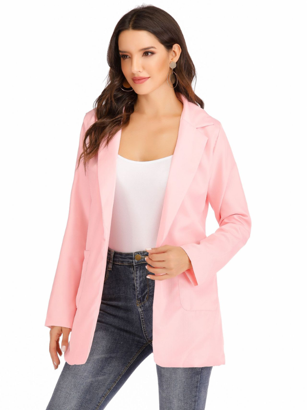 Lifestyle beeld van de Slim-Fit Blazer Katie, gedragen tijdens een stadswandeling.