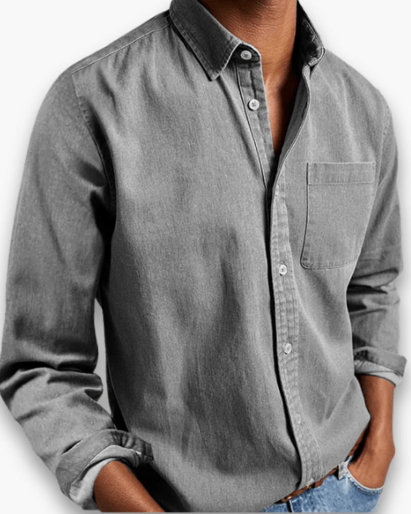 Model draagt een stijlvol heren overhemd, perfect voor elke gelegenheid; een veelzijdig stuk herenkleding.