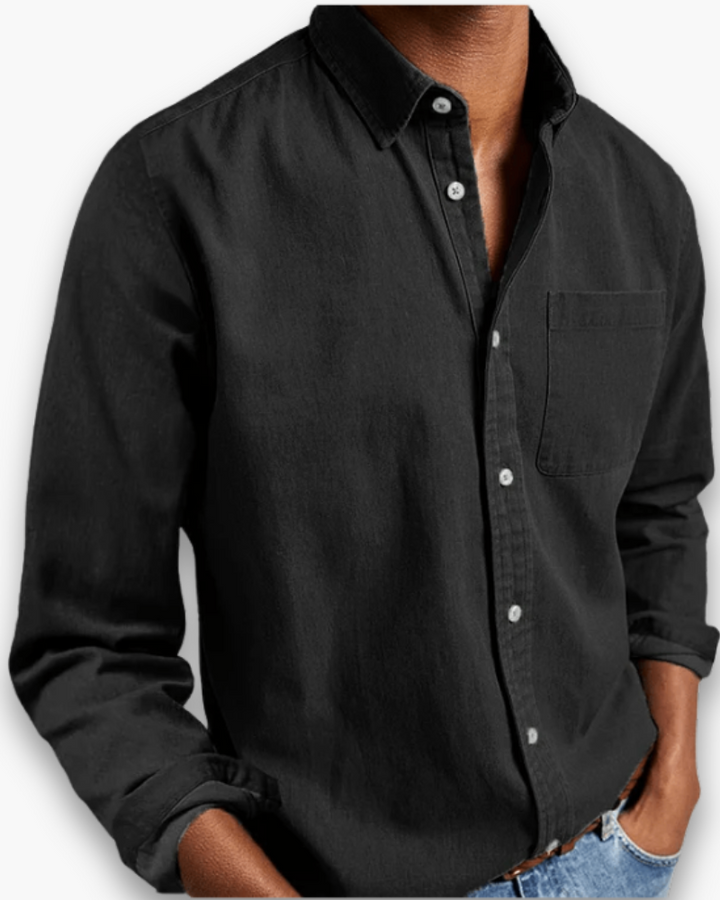 Comfortabel en stijlvol heren overhemd, gedragen door een model. Ideaal voor zowel zakelijke als casual mode.