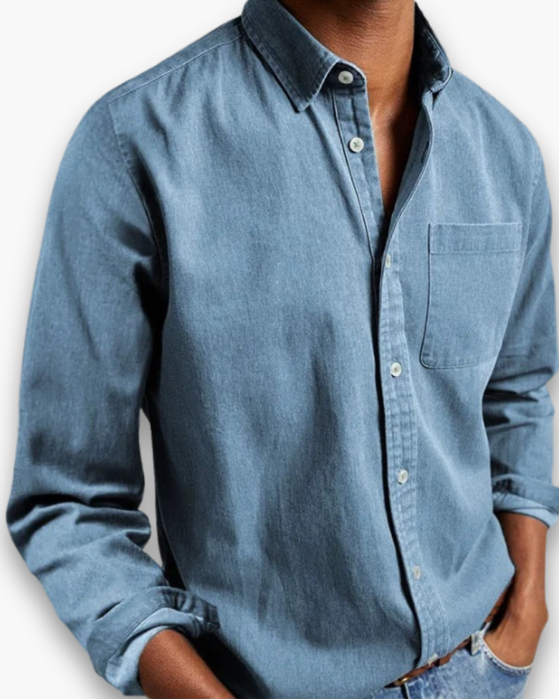 Stijlvol klassiek heren overhemd, netjes gevouwen, toont de hoge kwaliteit van deze comfortabele kleding.