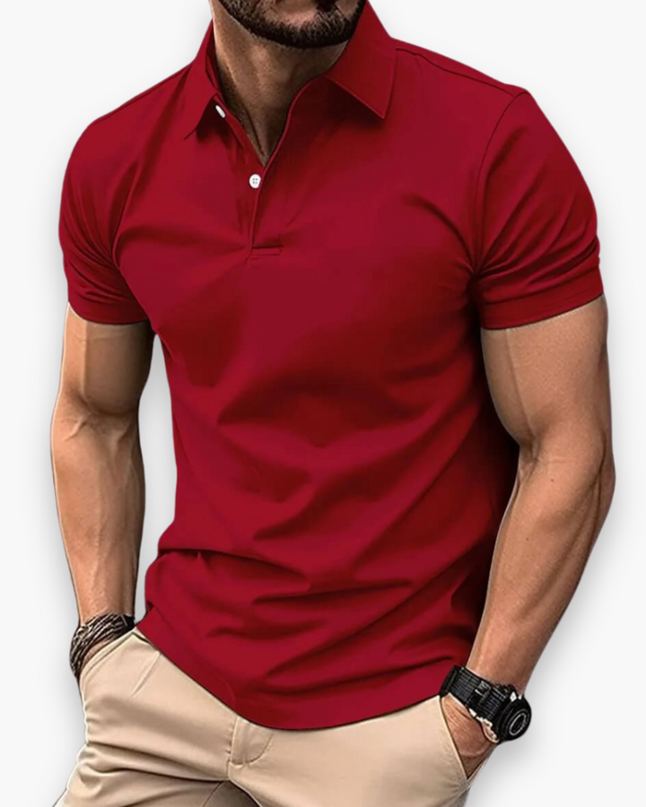 Man draagt een comfortabel en stijlvol heren polo shirt met korte mouwen voor een casual zomerlook.