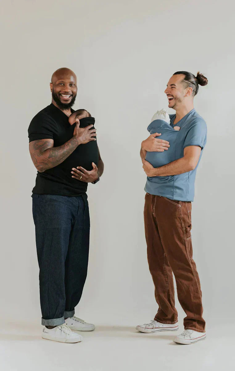 Twee vaders die hun baby's dragen in comfortabele draagzak t-shirts