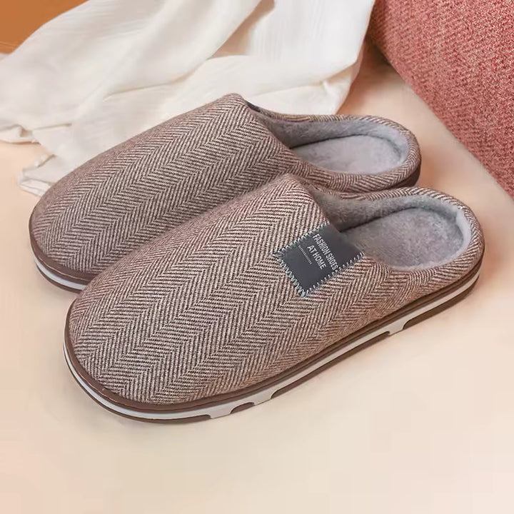 Stijlvolle grijze unisex pantoffels met zachte warme voering en stevige zool. Perfecte binnen slippers voor dames en heren.
