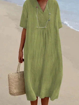 Lichtgroene midi zomerjurk voor dames op het strand