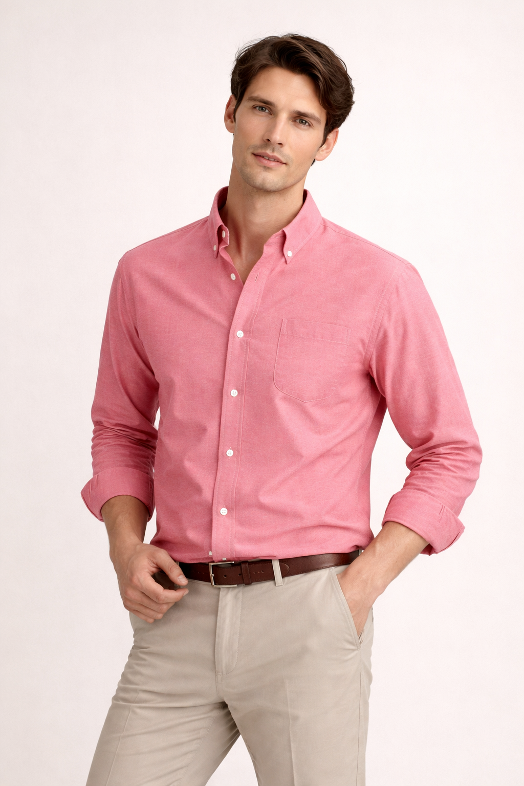 Veelzijdig herenoverhemd met lange mouwen, casual gedragen voor een relaxte doch stijlvolle look, essentieel voor herenmode.
