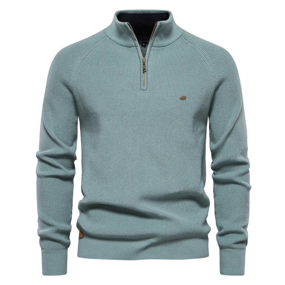 Modieuze heren half zip trui getoond in een complete outfit voor herfst en winter