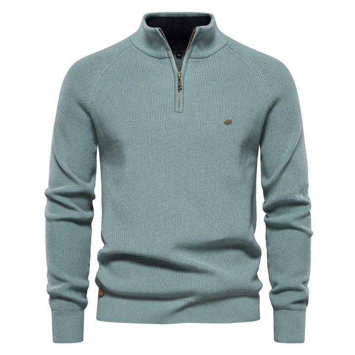 Modieuze heren half zip trui getoond in een complete outfit voor herfst en winter