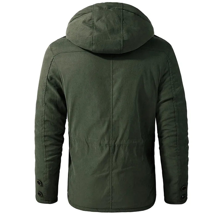 Khaki militaire jas: Robuuste heren bovenkleding, waterafstotend en winddicht, voor winters outdoor gebruik.