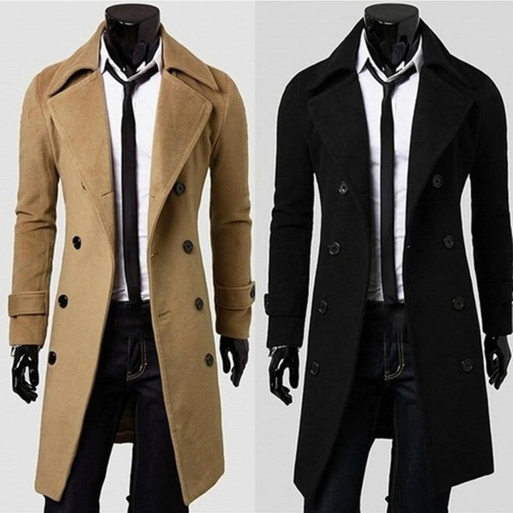 Opstaande kraag en riem van een winddichte heren trenchcoat, klassieke overjas met dubbele rij knopen.