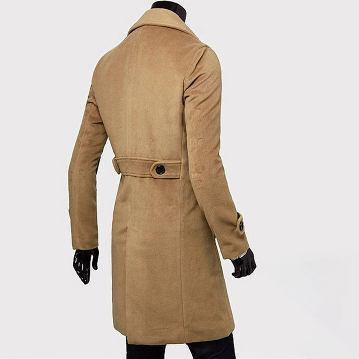 Volledige lengte van een heren Britse trenchcoat, elegante winddichte jas met dubbele rij knopen.