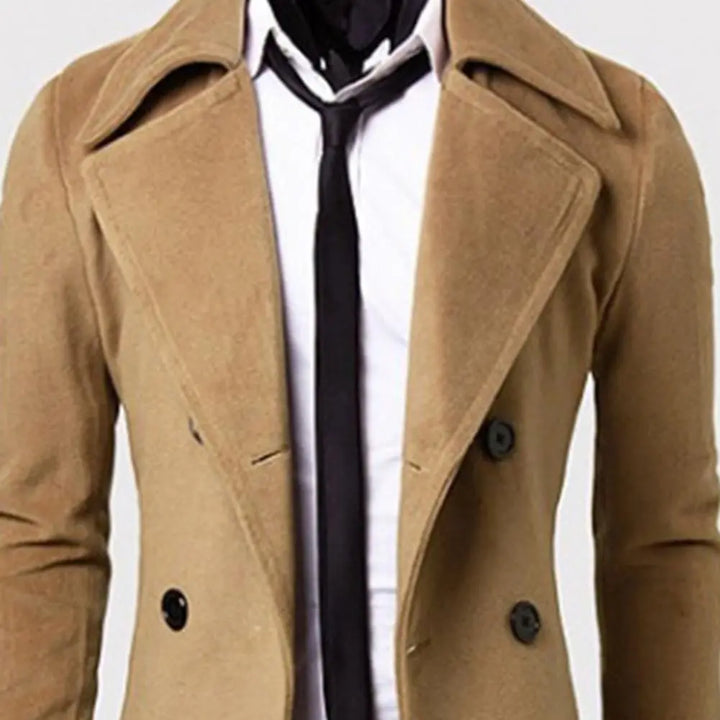 Achterzijde van klassieke heren trenchcoat, modieuze overjas met winddichte eigenschappen en split.