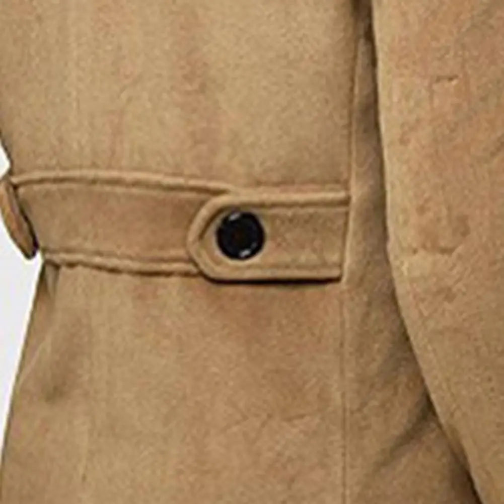 Zijkant van een stijlvolle Britse heren trenchcoat, winddichte jas voor tijdloze herenkleding.