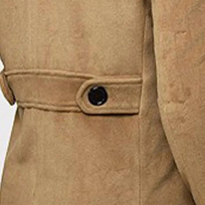 Zijkant van een stijlvolle Britse heren trenchcoat, winddichte jas voor tijdloze herenkleding.