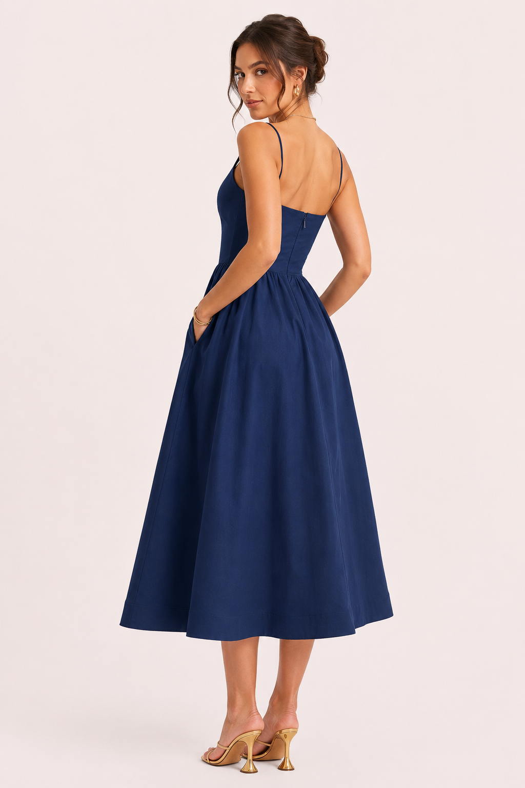 Zomerse dames midi jurk met riem in blauw, ideaal voor een comfortabele casual look. Trendy zomerkleding.
